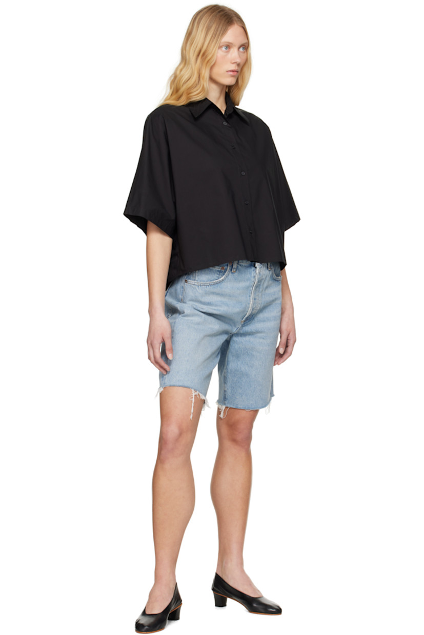 Oversized lightweight cotton poplin shirt.

· Boxy-fit
· Spread collar
· Button closure
· Cropped droptail hem
· Dropped shoulders
· Locker loop and box pleat at back yoke

Supplier color: Black