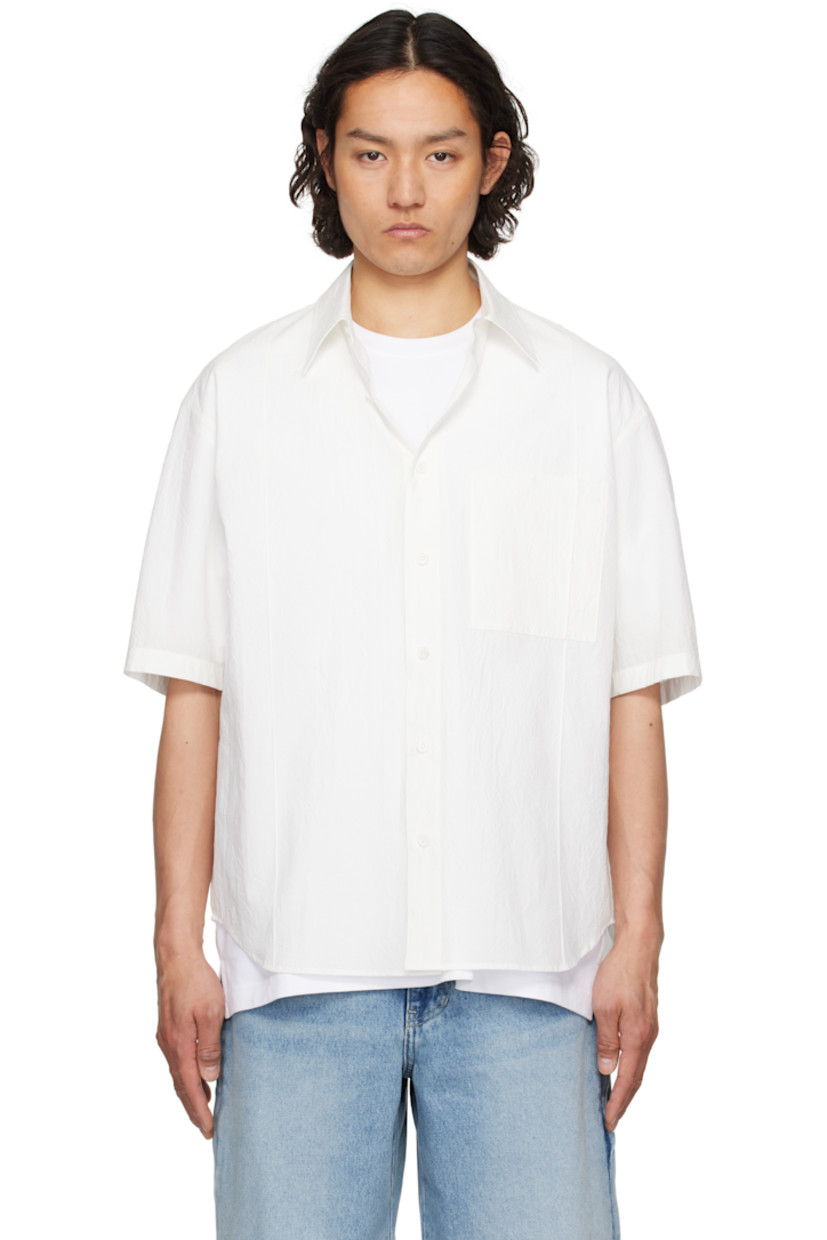 Crinkled cotton poplin shirt. 

· Spread collar
�· Button closure
· Patch pocket at chest
· Central seams at front
· Shirttail hem
· Logo plaque at back collar 
· Pleats at yoke

Supplier color: White