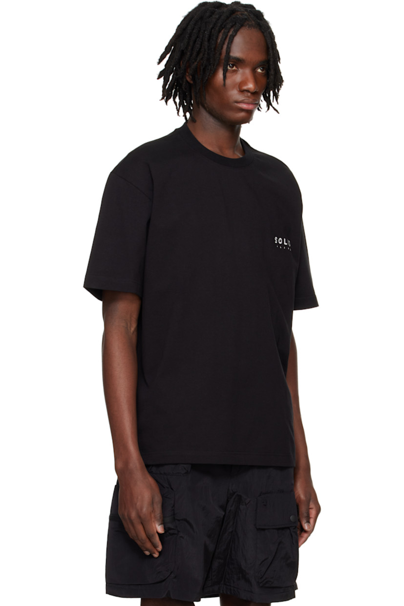 Cotton jersey T-shirt. 

· Rib-knit crewneck 
· Logo embroidered at chest
· Vented side seams 
· Logo and text printed at back 

Supplier color: Black