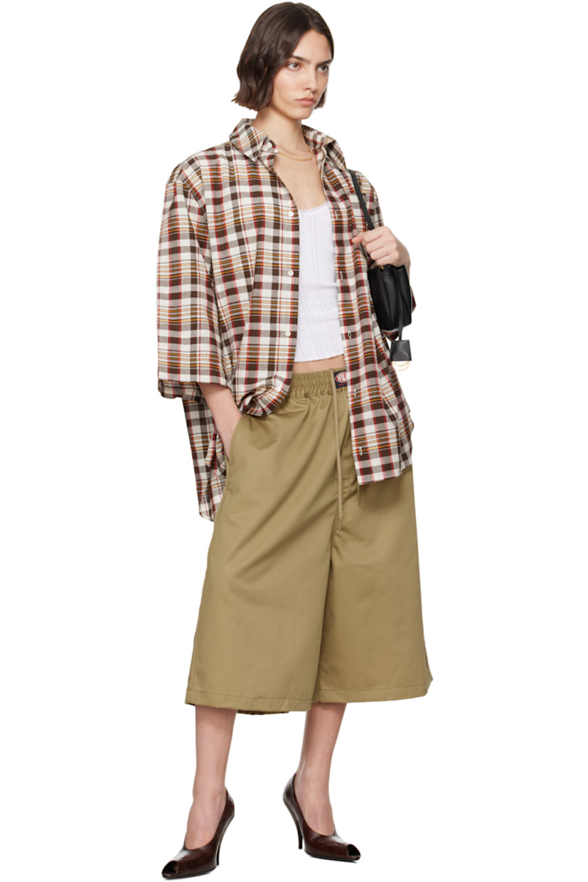 Polyester- and cotton-blend twill shorts.

· Concealed drawstring at elasticized waistband
· Logo patch at waistband
· Four-pocket styling
· Mock fly

Supplier color: Khaki
