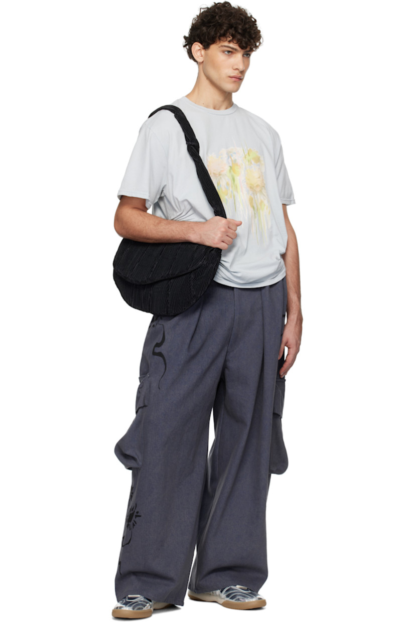 Pleated satin messenger bag in black.

· Integrated shoulder strap
· Foldover magnetic press-stud flap
· Zip closure
· Patch pocket at interior
· Twill lining
· H10" x W16" x D1.5"

Supplier color: Black