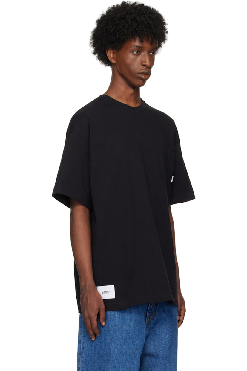 Cotton jersey T-shirt. 

· Rib-knit crewneck
· Logo flag at patch pocket 
· Logo patch at front hem
· Dropped shoulders

Supplier color: Black