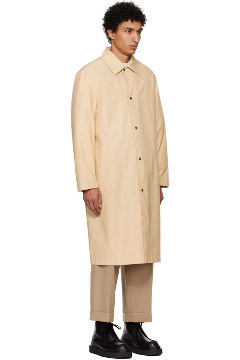 Plain-woven cotton coat. 

· Spread collar
· Press-stud closure
· Welt pockets
· Press-stud fastening at cuffs
· Logo printed at back 
· Storm flap at interior

Supplier color: Dark sand