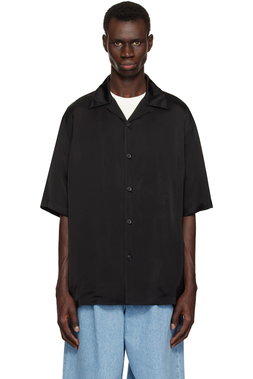 Viscose satin shirt.

· Open spread collar
· Button closure
· Gusset at hem
· Dropped shoulders

Supplier color: Black