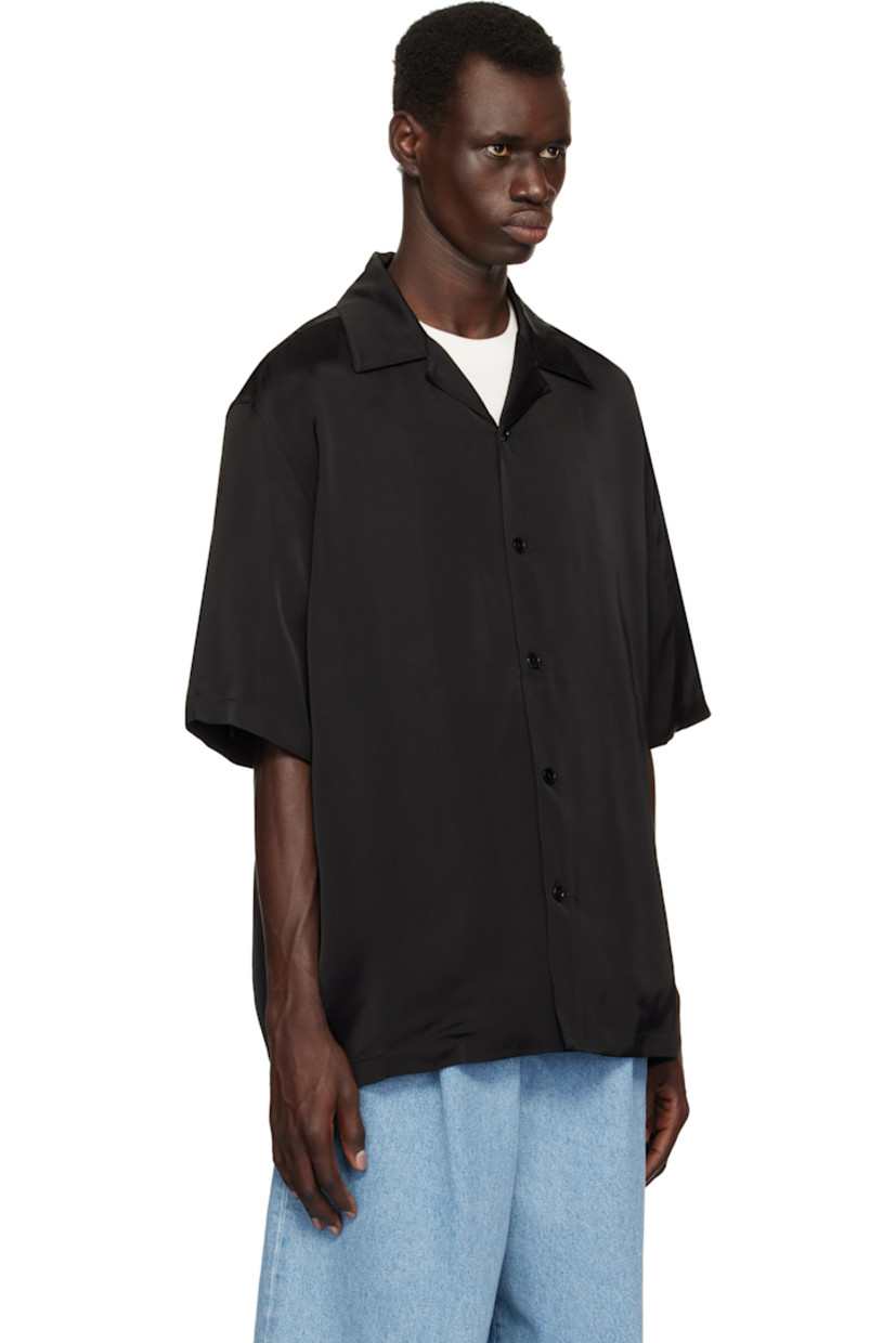 Viscose satin shirt.

· Open spread collar
· Button closure
· Gusset at hem
· Dropped shoulders

Supplier color: Black