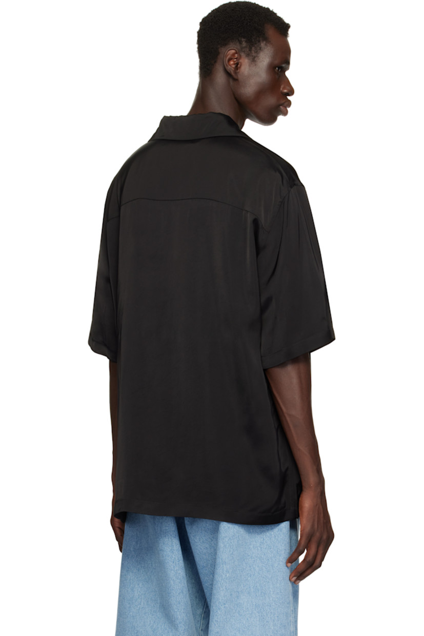 Viscose satin shirt.

· Open spread collar
· Button closure
· Gusset at hem
· Dropped shoulders

Supplier color: Black