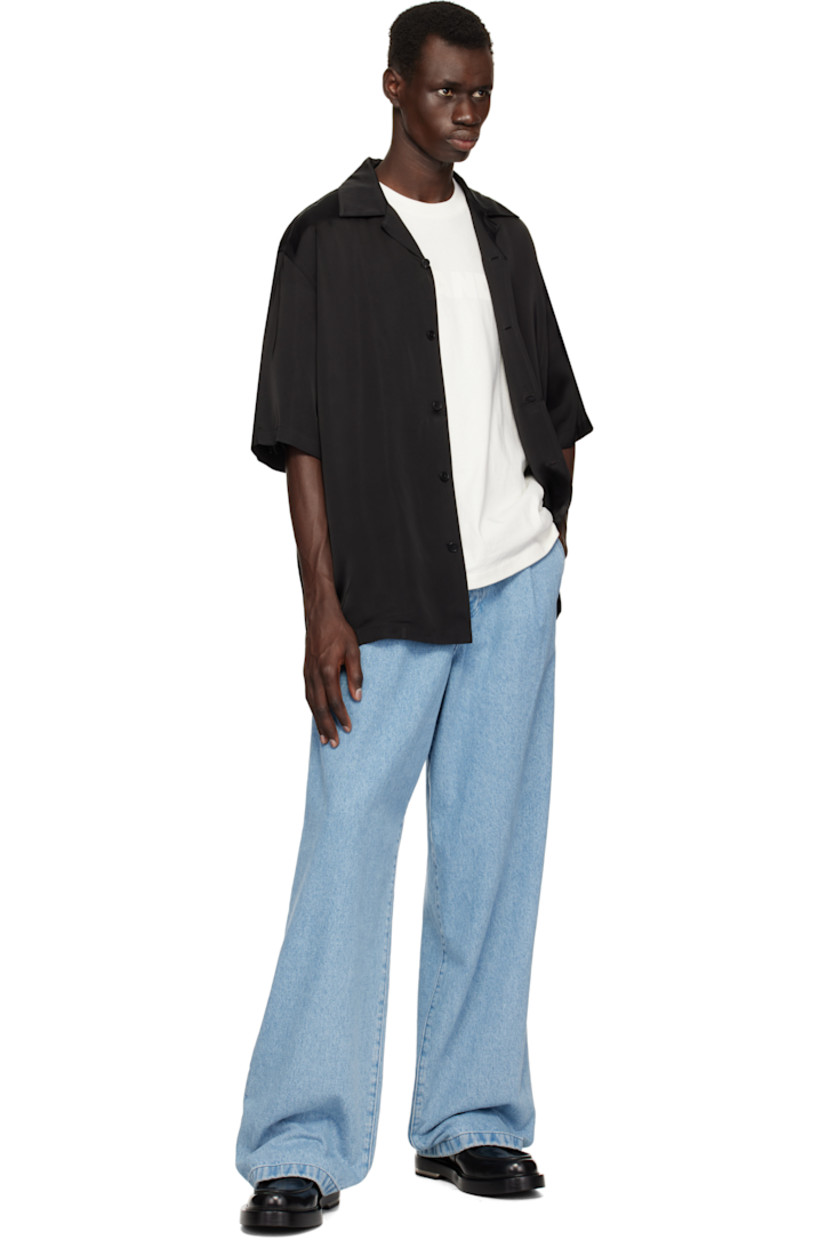 Viscose satin shirt.

· Open spread collar
· Button closure
· Gusset at hem
· Dropped shoulders

Supplier color: Black