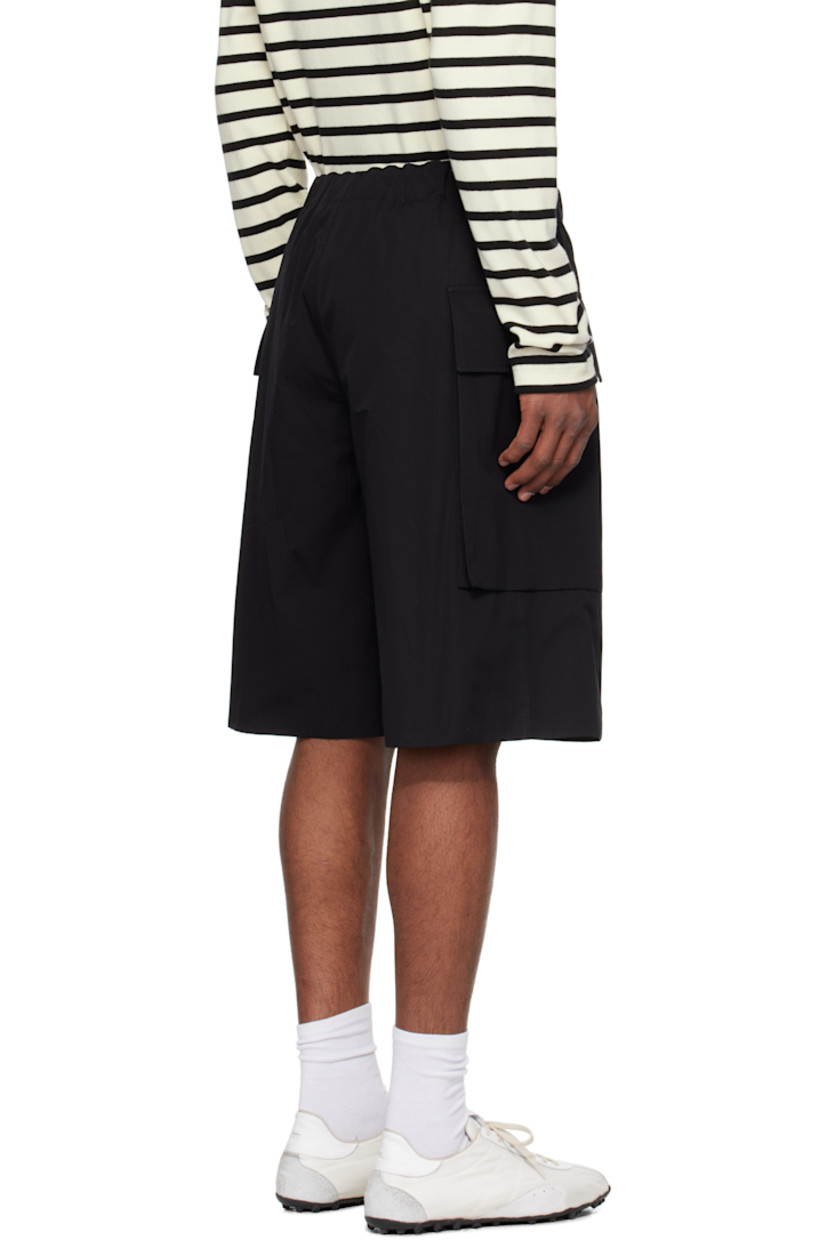 Cotton poplin cargo shorts. 

· Concealed drawstring at elasticized waistband
· Zip fly
· Logo embroidered at front
· Cargo pocket at outseams

Supplier color: Black