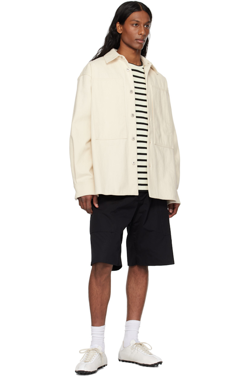 Cotton poplin cargo shorts. 

· Concealed drawstring at elasticized waistband
· Zip fly
· Logo embroidered at front
· Cargo pocket at outseams

Supplier color: Black