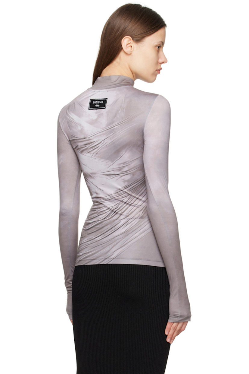 Stretch polyester jersey T-shirt. Trompe l'oeil graphic printed throughout.

· Mock neck
· Logo patch at back collar

Supplier color: Gris fonce