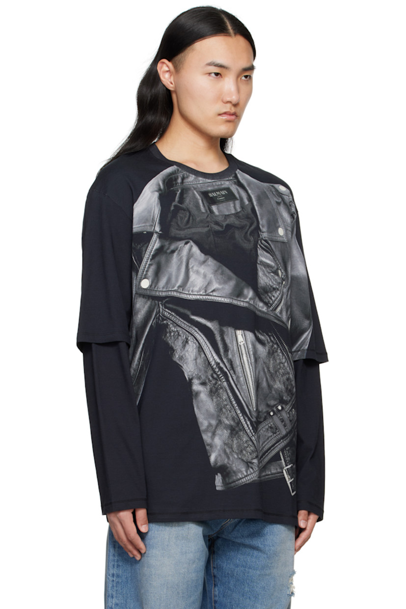 Cotton jersey T-shirt. Graphic printed throughout.  

· Rib-knit crewneck
· Dropped shoulders 
· Layered sleeves  
· Logo patch at back collar 

Supplier color: Noir