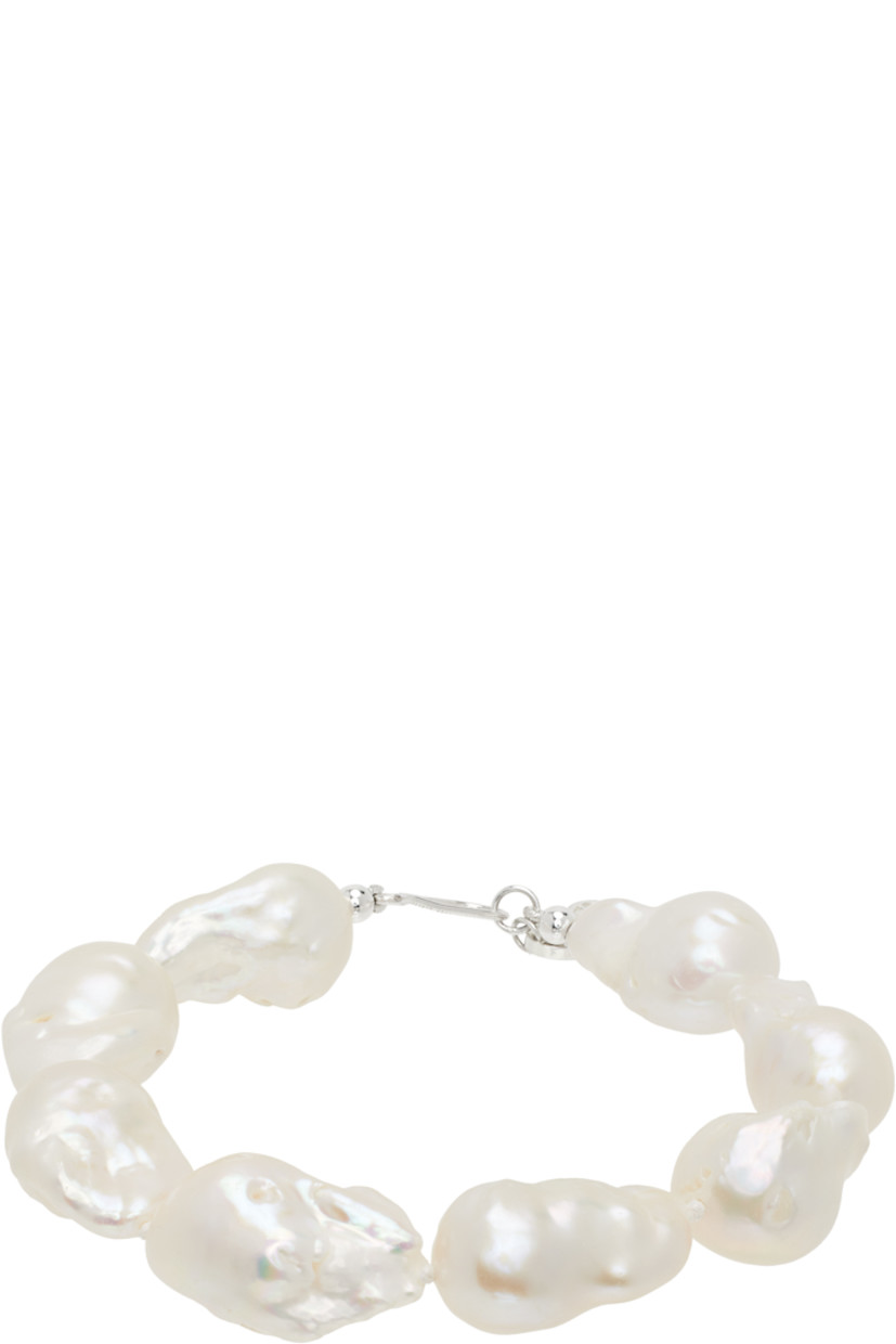 Handcrafted beaded baroque freshwater pearl bracelet in white.

· Logo plaque at hook-eye fastening
· 18k gold-plated sterling silver hardware
· L9"

Supplier color: Natural pearl/925