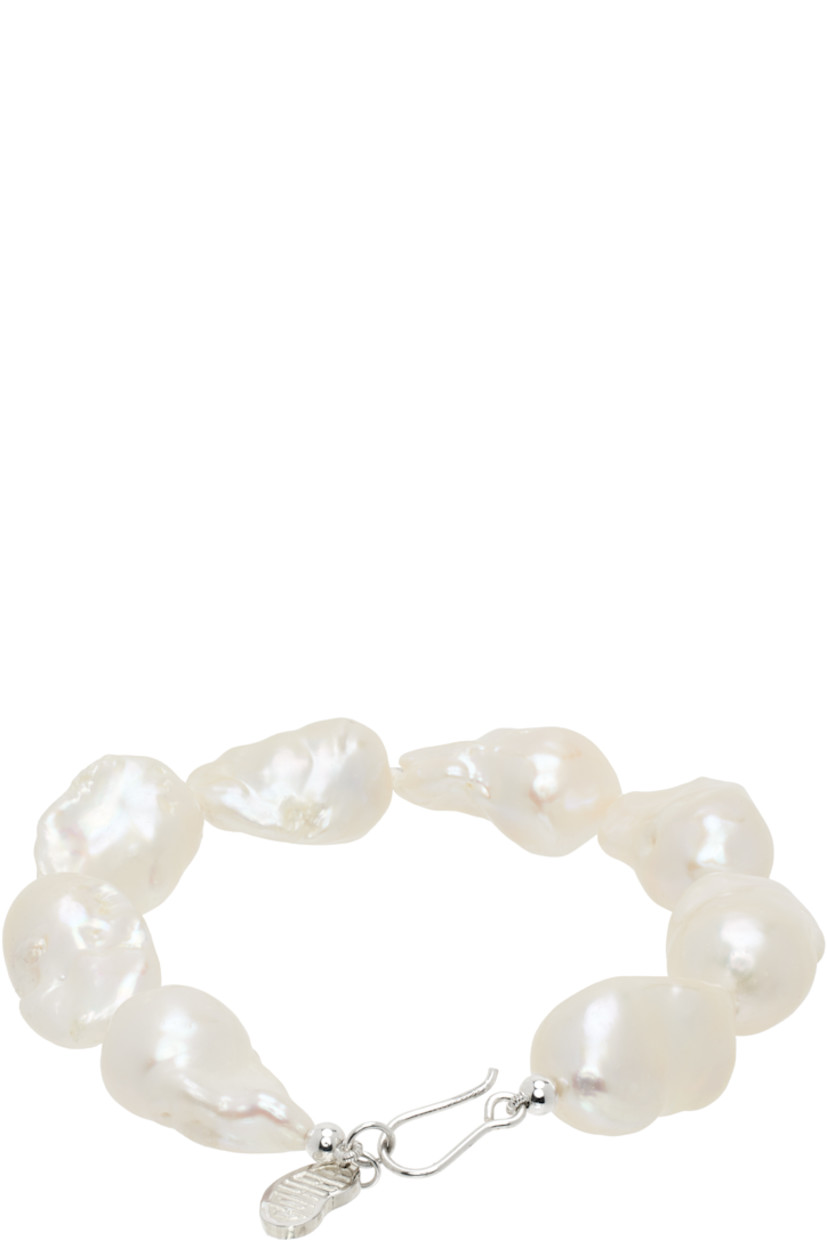 Handcrafted beaded baroque freshwater pearl bracelet in white.

· Logo plaque at hook-eye fastening
· 18k gold-plated sterling silver hardware
· L9"

Supplier color: Natural pearl/925