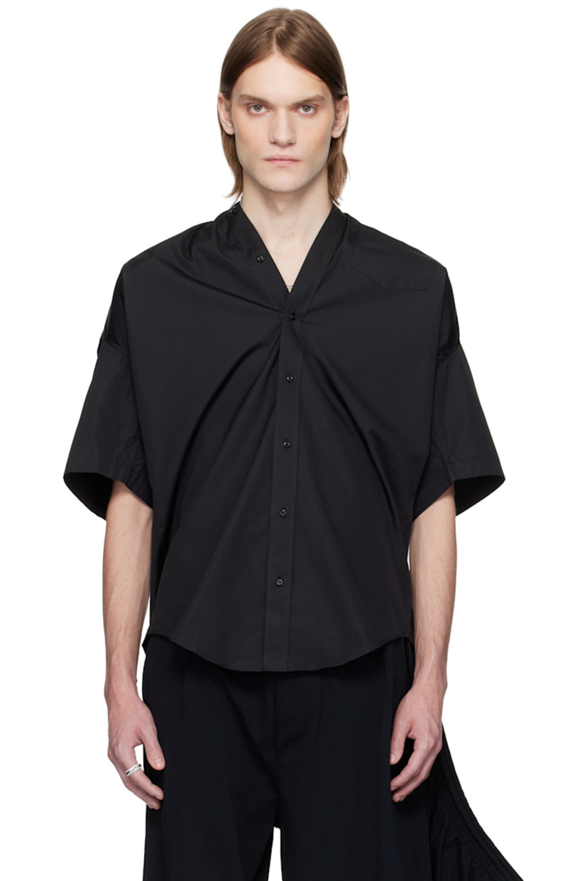 Cotton taffeta shirt. 

· V-neck
· Button closure extends to back collar
· Shirttail hem
· Dropped shoulders
· Patch pocket at shoulder
· Logo embroidered at patch pocket
· Box pleat at back yoke

Supplier color: Black