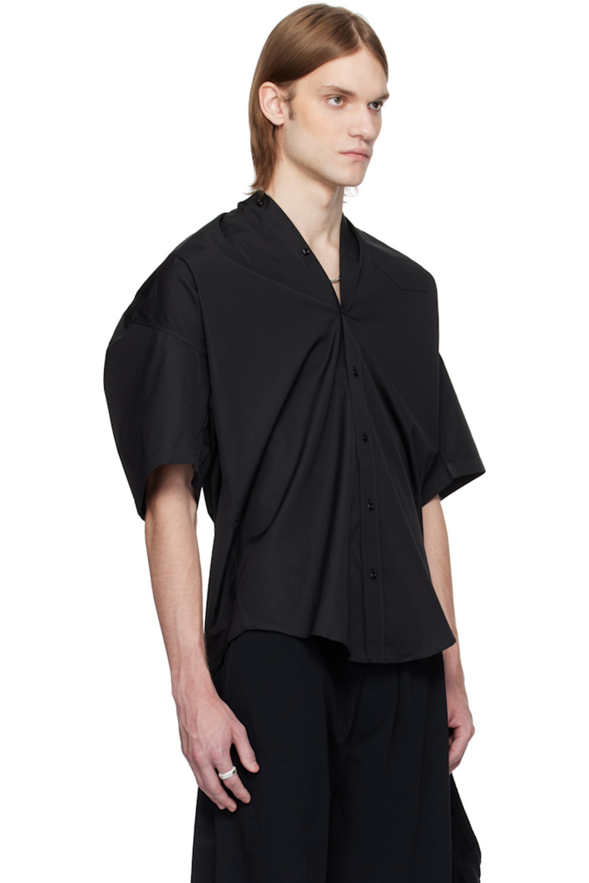 Cotton taffeta shirt. 

· V-neck
· Button closure extends to back collar
· Shirttail hem
· Dropped shoulders
· Patch pocket at shoulder
· Logo embroidered at patch pocket
· Box pleat at back yoke

Supplier color: Black