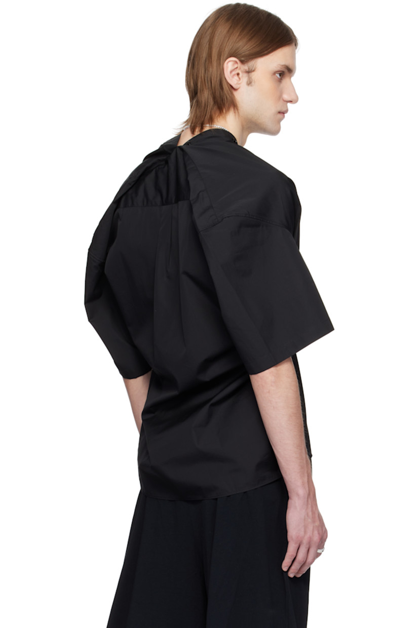 Cotton taffeta shirt. 

· V-neck
· Button closure extends to back collar
· Shirttail hem
· Dropped shoulders
· Patch pocket at shoulder
· Logo embroidered at patch pocket
· Box pleat at back yoke

Supplier color: Black