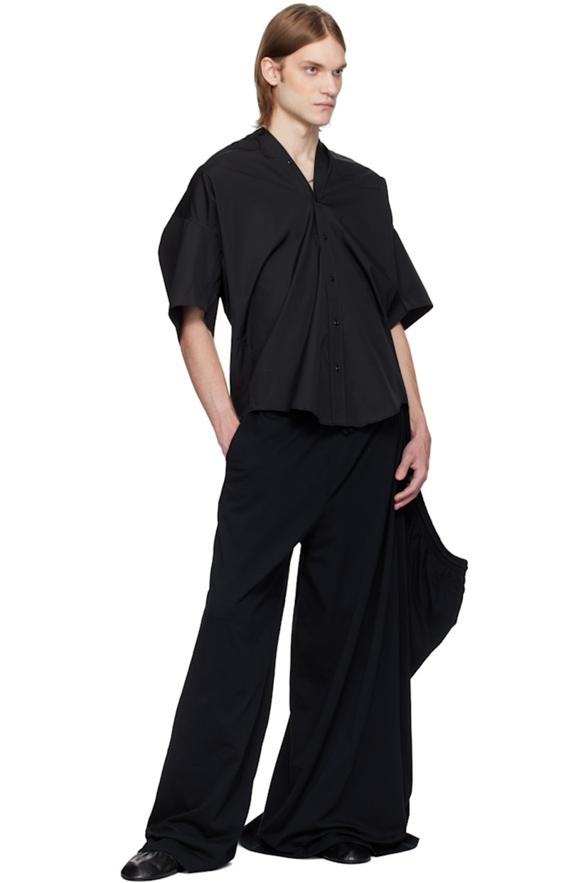 Cotton taffeta shirt. 

· V-neck
· Button closure extends to back collar
· Shirttail hem
· Dropped shoulders
· Patch pocket at shoulder
· Logo embroidered at patch pocket
· Box pleat at back yoke

Supplier color: Black