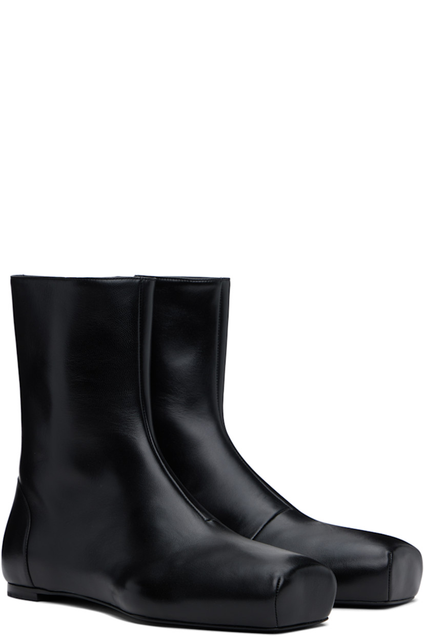 Ankle-high buffed lambskin boots in black.

· Square toe 
· Zip closure at inner side
· Leather sole with rubber injection 

Supplier color: Black