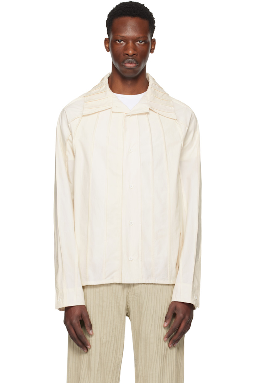 Plain-woven cotton shirt. Pinched seams throughout. 

· Spread collar
· Button closure
· Raglan sleeves
· Button fastening at vented cuffs

Supplier color: Coconut milk