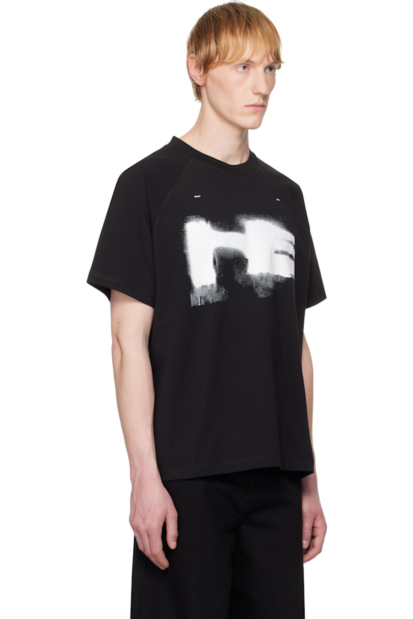 Stretch cotton jersey T-shirt.

· Rib-knit crewneck
· Logo graphic printed at chest
· Overlock stitching at raglan sleeves
· Central seam at back

Supplier color: Black