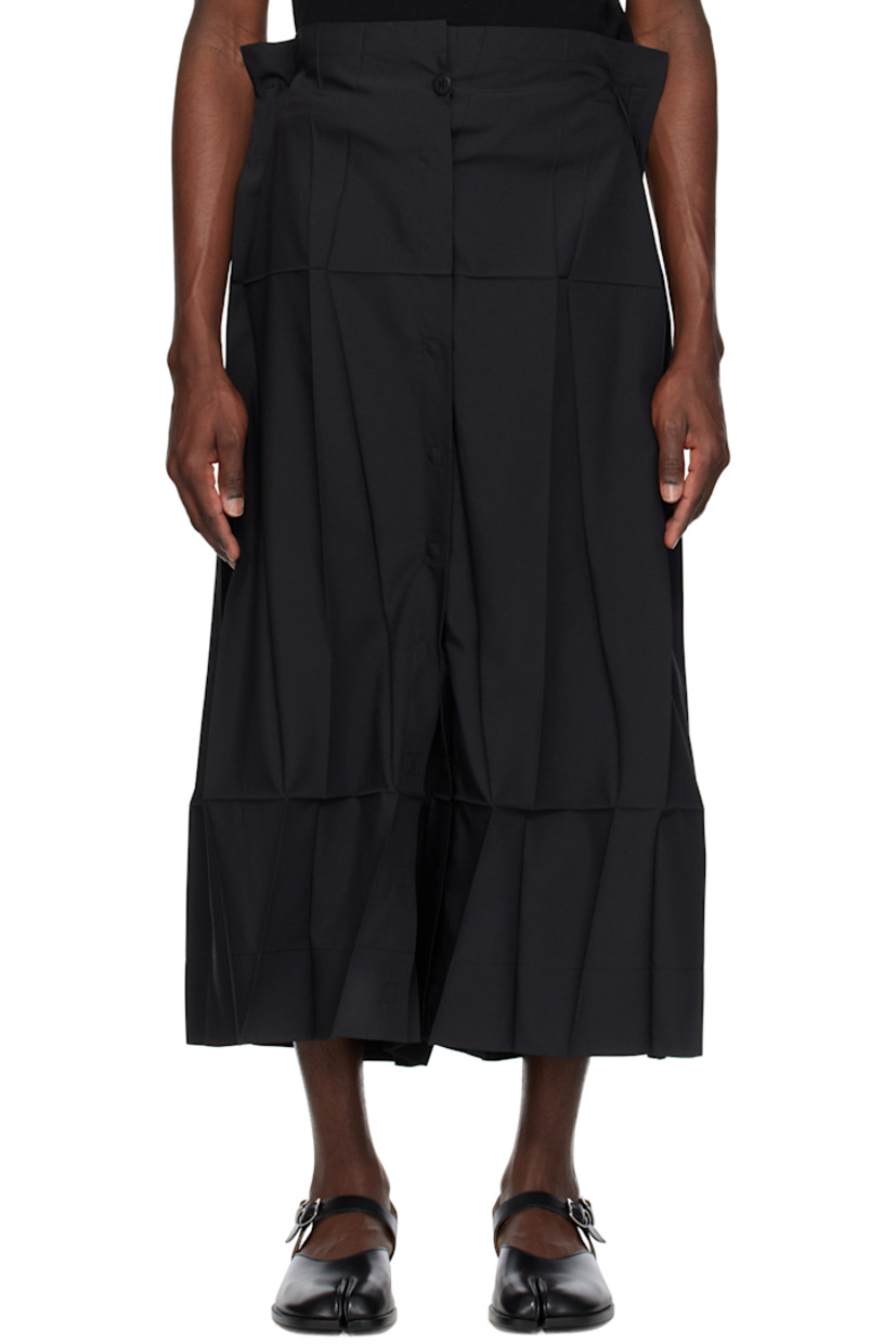 Loose-fit garment-pleated plain-woven polyester trousers. Creased detailing throughout.

· Belt loops
· Press-stud-fly
· Press-stud fastening at inseam for skirt styling

Supplier color: Black