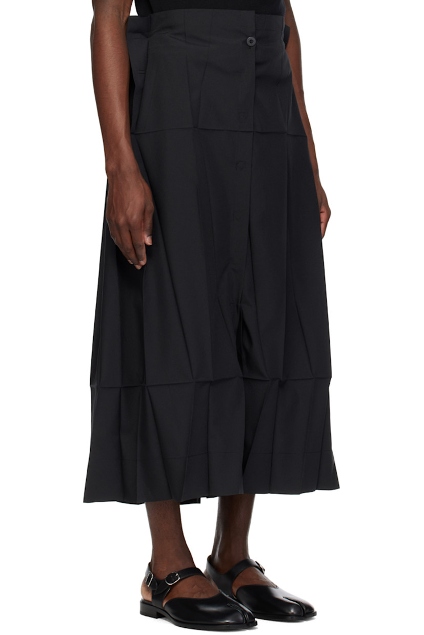 Loose-fit garment-pleated plain-woven polyester trousers. Creased detailing throughout.

· Belt loops
· Press-stud-fly
· Press-stud fastening at inseam for skirt styling

Supplier color: Black