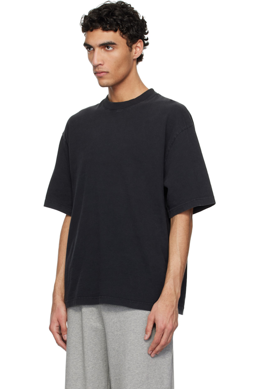 Organic cotton jersey T-shirt. Fading throughout.

· Rib-knit crewneck
· Dropped shoulders
· Logo patch at back collar

Supplier color: Black