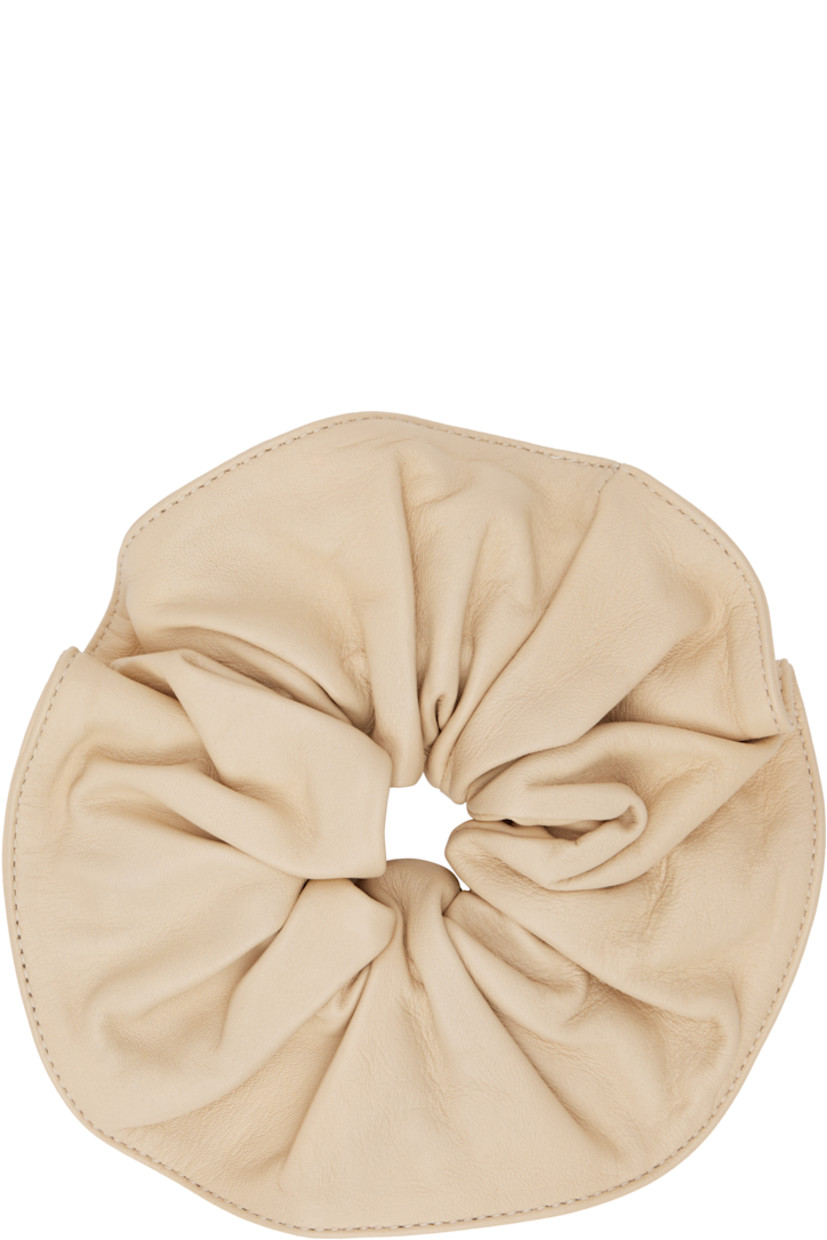 Grained lambskin scrunchie in beige.

D3"

Supplier color: Marfil