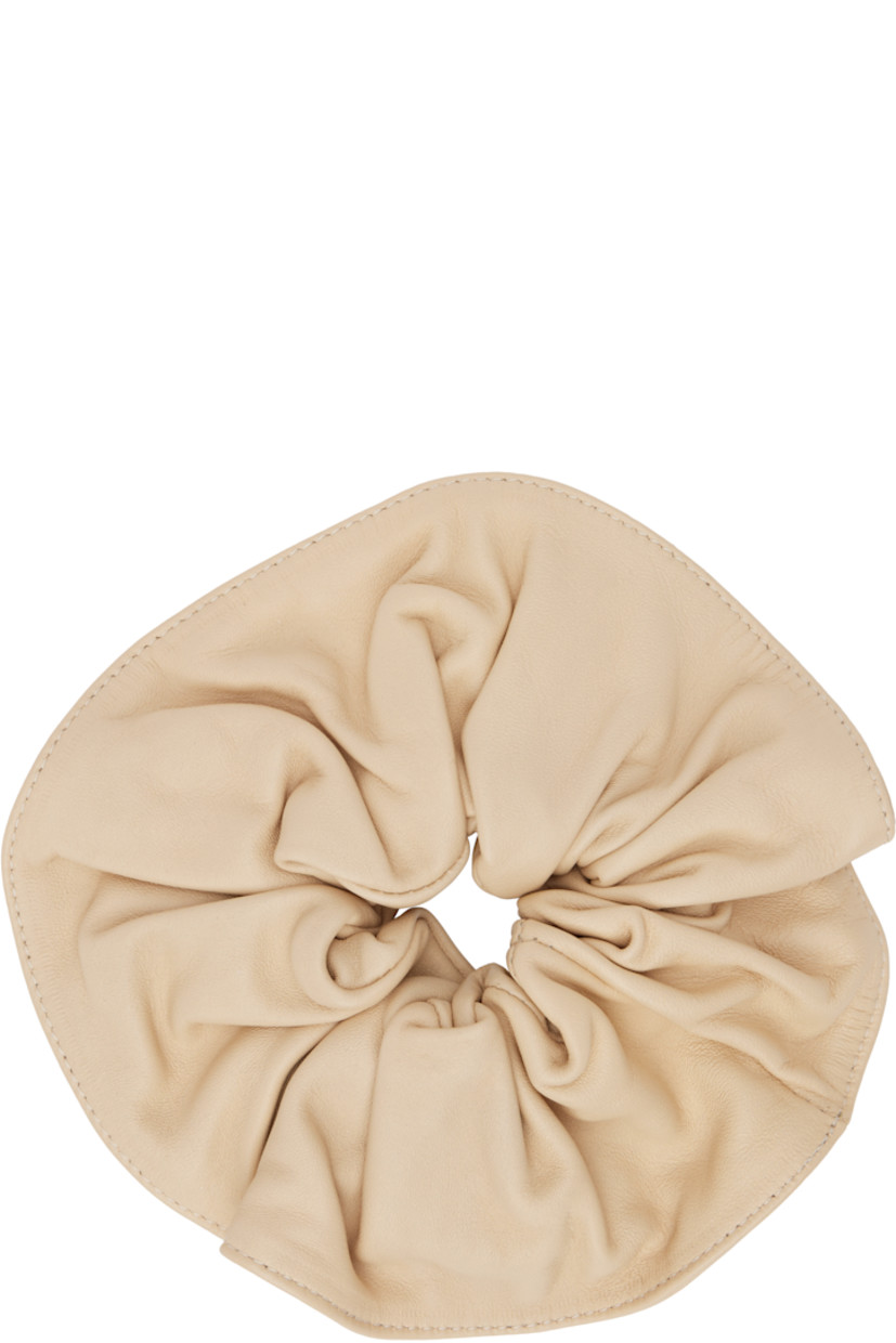 Grained lambskin scrunchie in beige.

D3"

Supplier color: Marfil