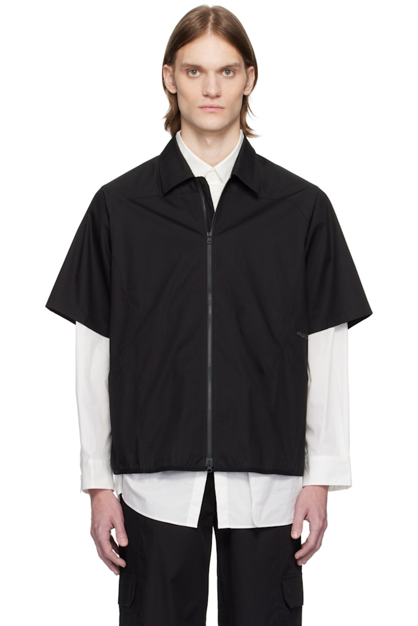 Cotton poplin shirt. 

· Spread collar
· Zip closure
· Logo embroidered at front
· Welt pockets
· Elasticized hem
· Yoke sleeves

Supplier color: Off black