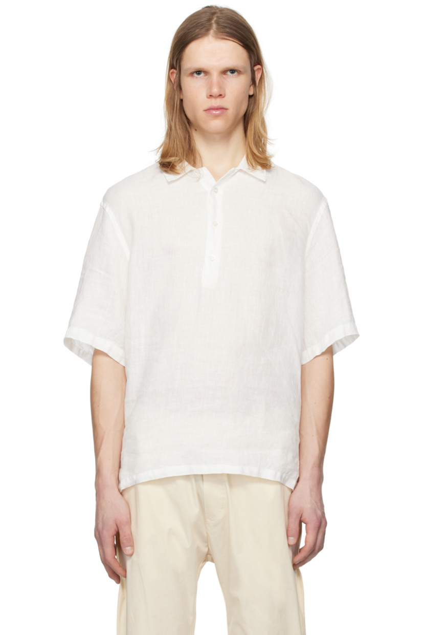 Linen domette polo.

· Spread collar
· Three-button placket
· Tennis-tail hem

Supplier color: Bianco