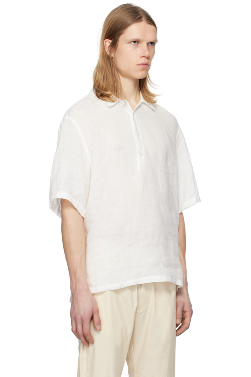 Linen domette polo.

· Spread collar
· Three-button placket
· Tennis-tail hem

Supplier color: Bianco