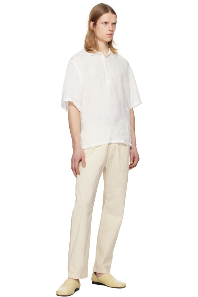 Linen domette polo.

· Spread collar
· Three-button placket
· Tennis-tail hem

Supplier color: Bianco