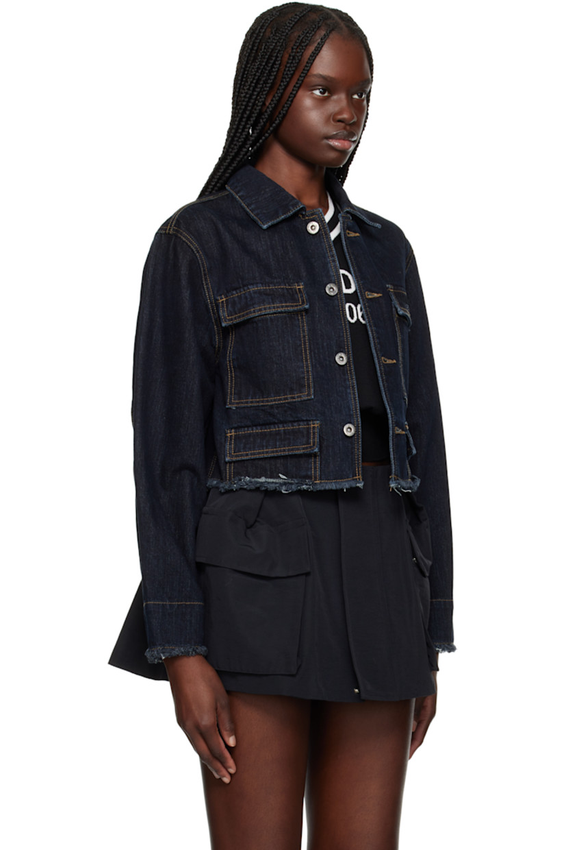 Non-stretch denim jacket. 

· Spread collar
· Button closure
· Flap pockets
· Logo embroidered at chest 
· Frayed edge at cropped hem and cuffs
· Dropped shoulders
· Contrast stitching in tan

Supplier color: Blue