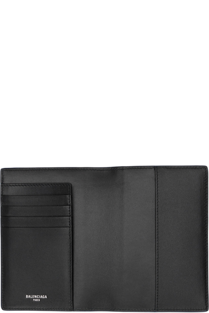 Pebble-grained calfskin passport holder in blue.

· Logo, text, and graphic printed at face
· Four card slots at interior 
· Note slot and passport slot
· H5.75" x W3.75" x D0.75"

Supplier color: Blue