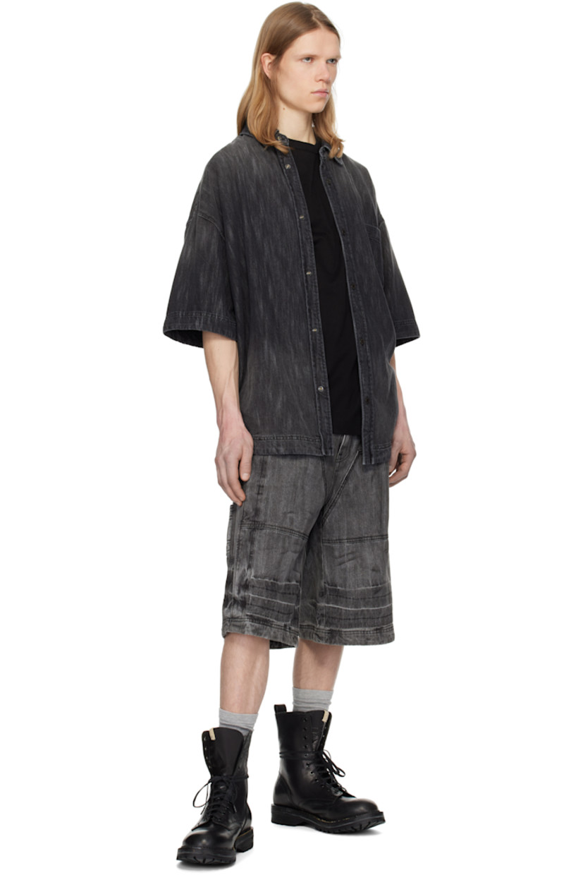 Non-stretch denim shorts. Fading throughout.

· Belt loops
· Four-pocket styling
· Zip fly
· Pleats at front
· Hammer loop at outseam
· Patch pockets at outseam
· Logo flag at back pocket

Supplier color: Black