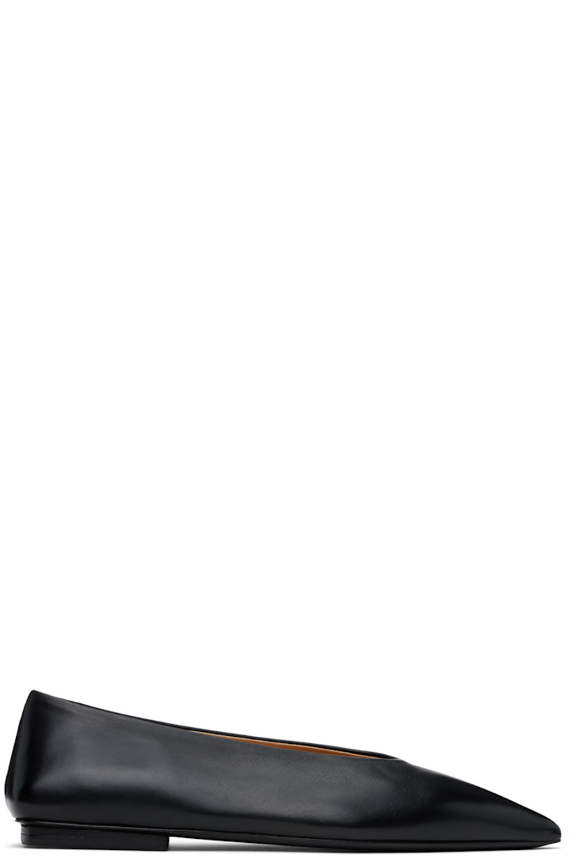 Buffed leather ballerina flats in black.

· Pointed toe
· Suede and buffed leather lining
· Leather block heel with rubber injection
· Leather sole

Supplier color: Black