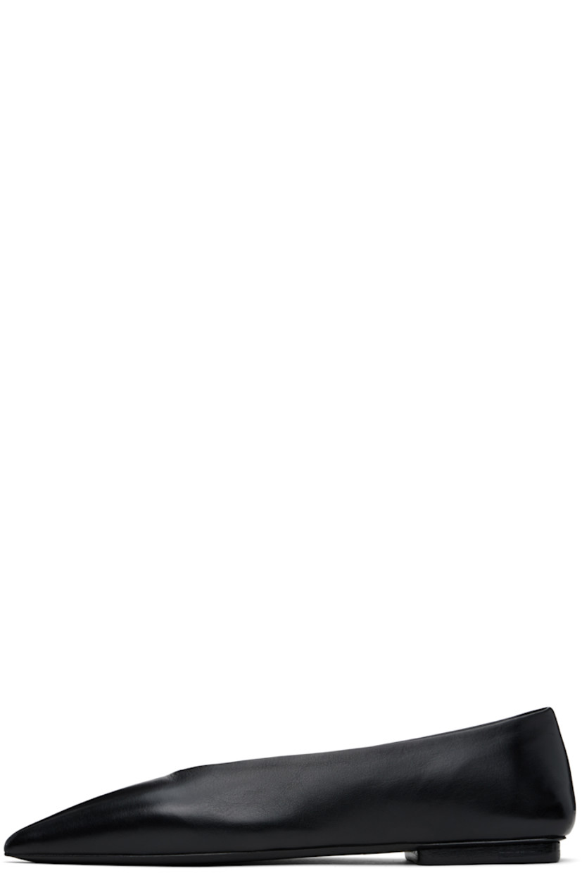 Buffed leather ballerina flats in black.

· Pointed toe
· Suede and buffed leather lining
· Leather block heel with rubber injection
· Leather sole

Supplier color: Black
