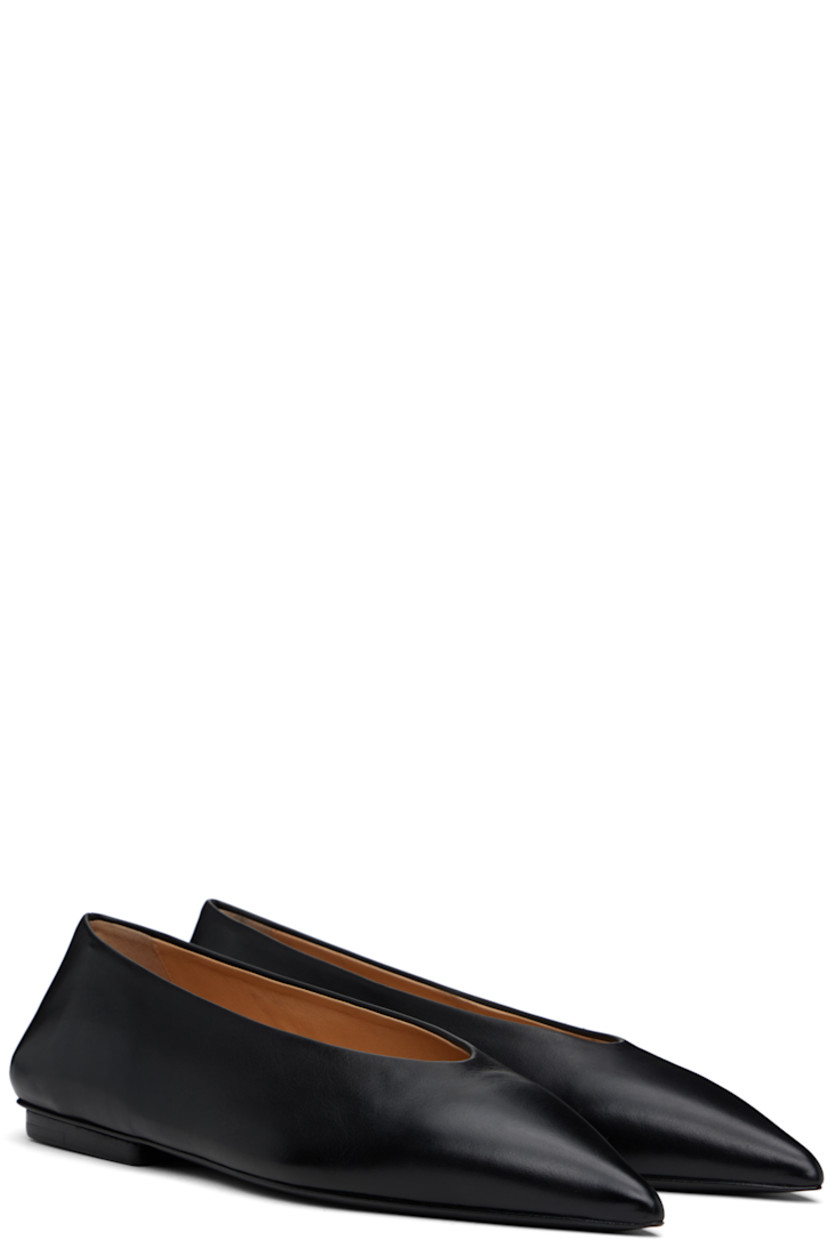 Buffed leather ballerina flats in black.

· Pointed toe
· Suede and buffed leather lining
· Leather block heel with rubber injection
· Leather sole

Supplier color: Black