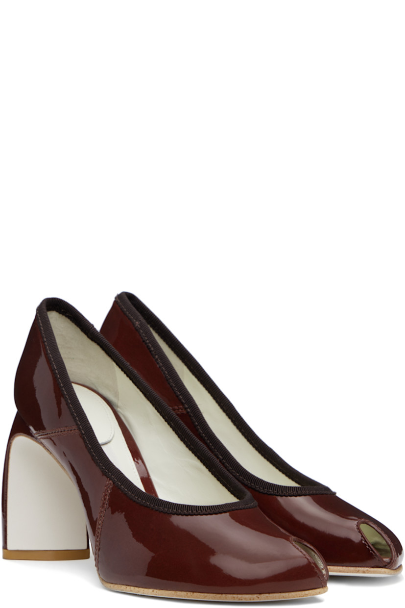 Patent leather heels in brown.

· Cutout at modified almond toe
· Grosgrain trim at collar
· Buffed leather lining
· Covered heel with rubber injection
· Leather sole
· Heel: H3.5"

Supplier color: Russet brown
