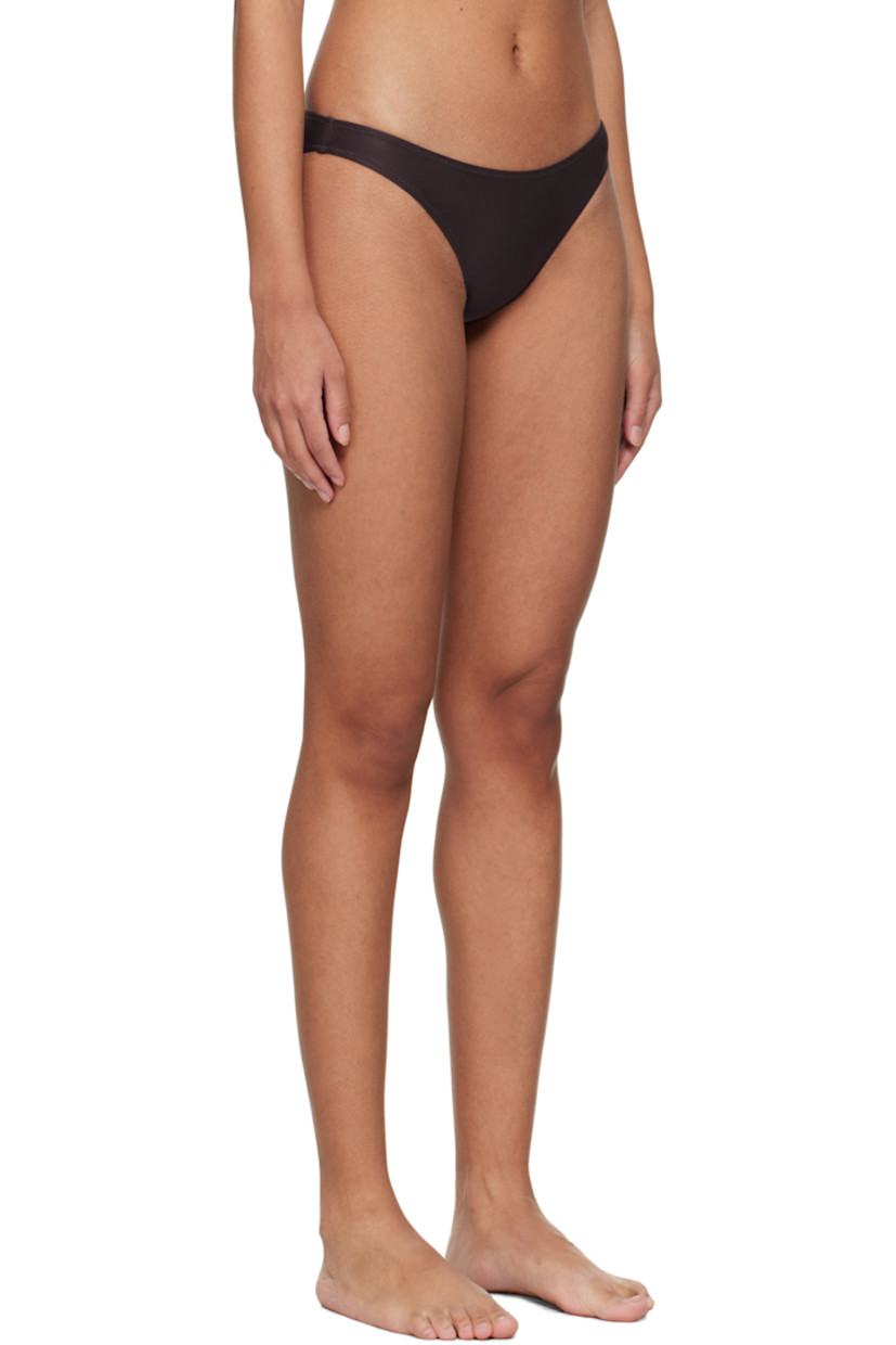 LYCRA® XTRA LIFE™ stretch ECONYL® regenerated nylon jersey bikini bottom.

· UV protection
· Low-rise
· Fully lined

Supplier color: Espresso