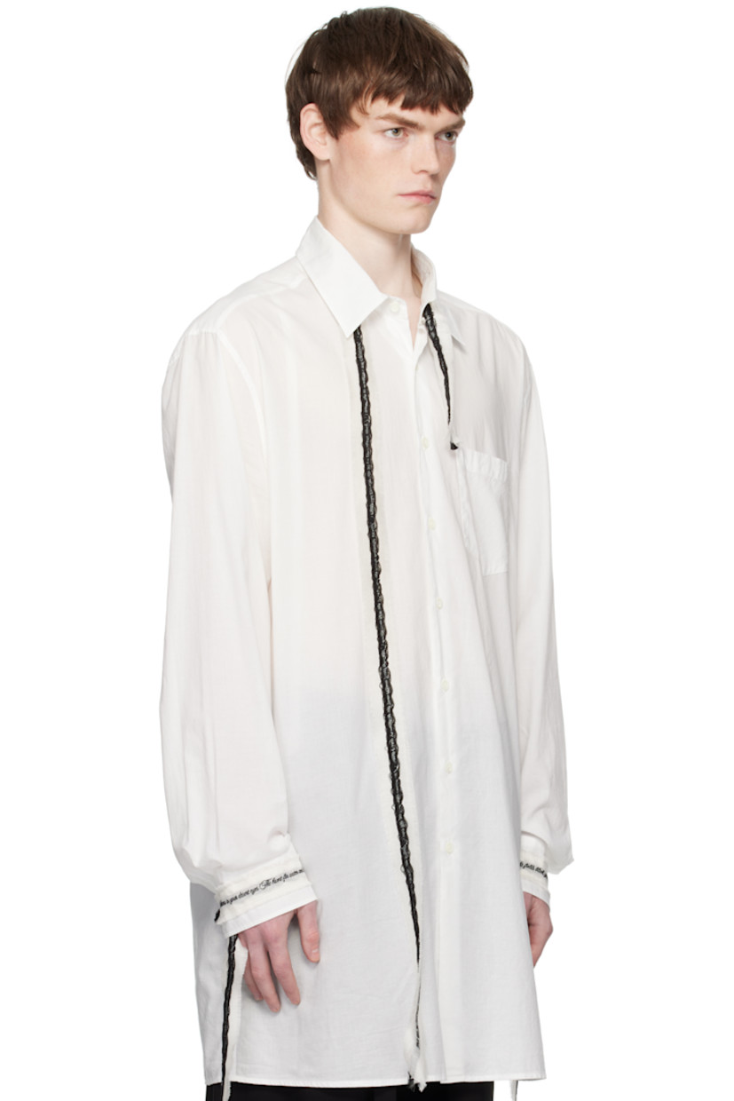 Cotton poplin shirt.

· Spread collar
· Patterned raw-edge ribbon at collar and cuffs
· Button closure
· Patch pocket at chest

Supplier color: White
