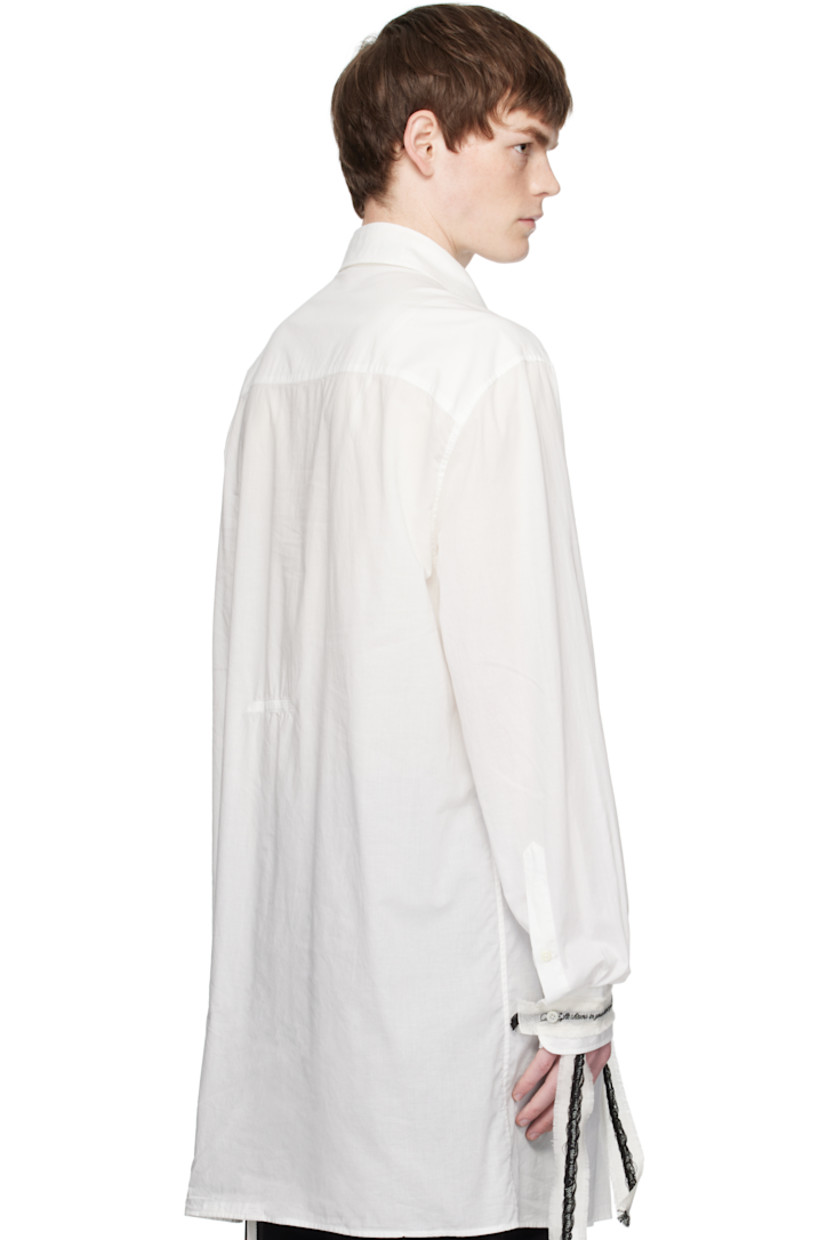Cotton poplin shirt.

· Spread collar
· Patterned raw-edge ribbon at collar and cuffs
· Button closure
· Patch pocket at chest

Supplier color: White