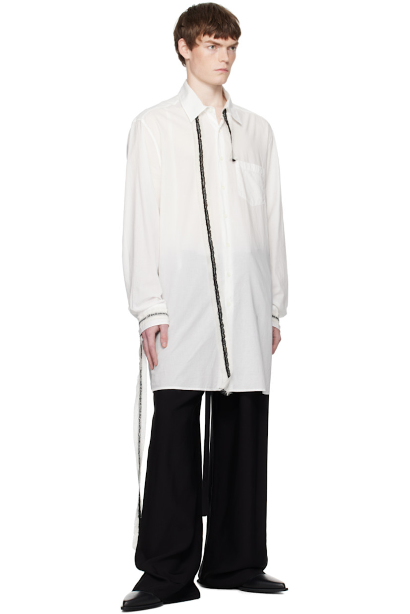 Cotton poplin shirt.

· Spread collar
· Patterned raw-edge ribbon at collar and cuffs
· Button closure
· Patch pocket at chest

Supplier color: White
