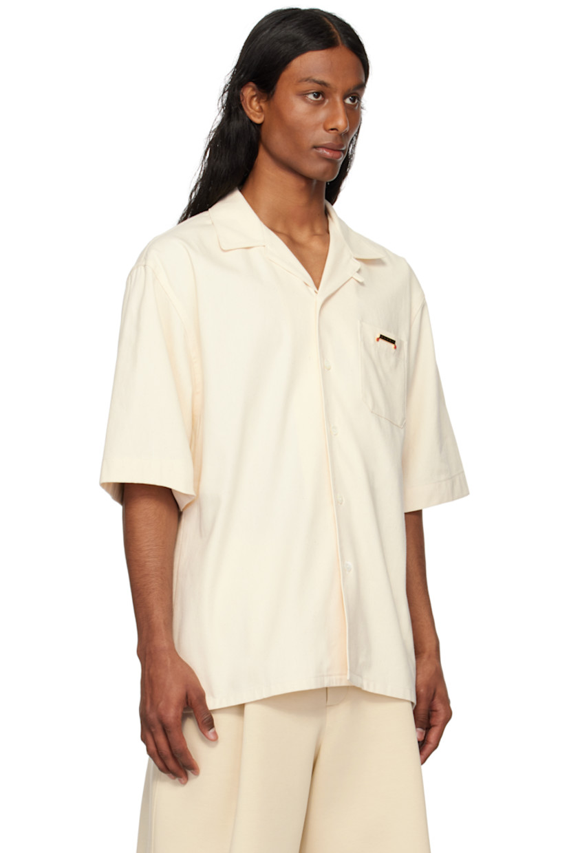 Slub non-stretch denim shirt.

· Open spread collar
· Button closure
· Logo plaque at patch pocket
· Vented side seams

Supplier color: Bone