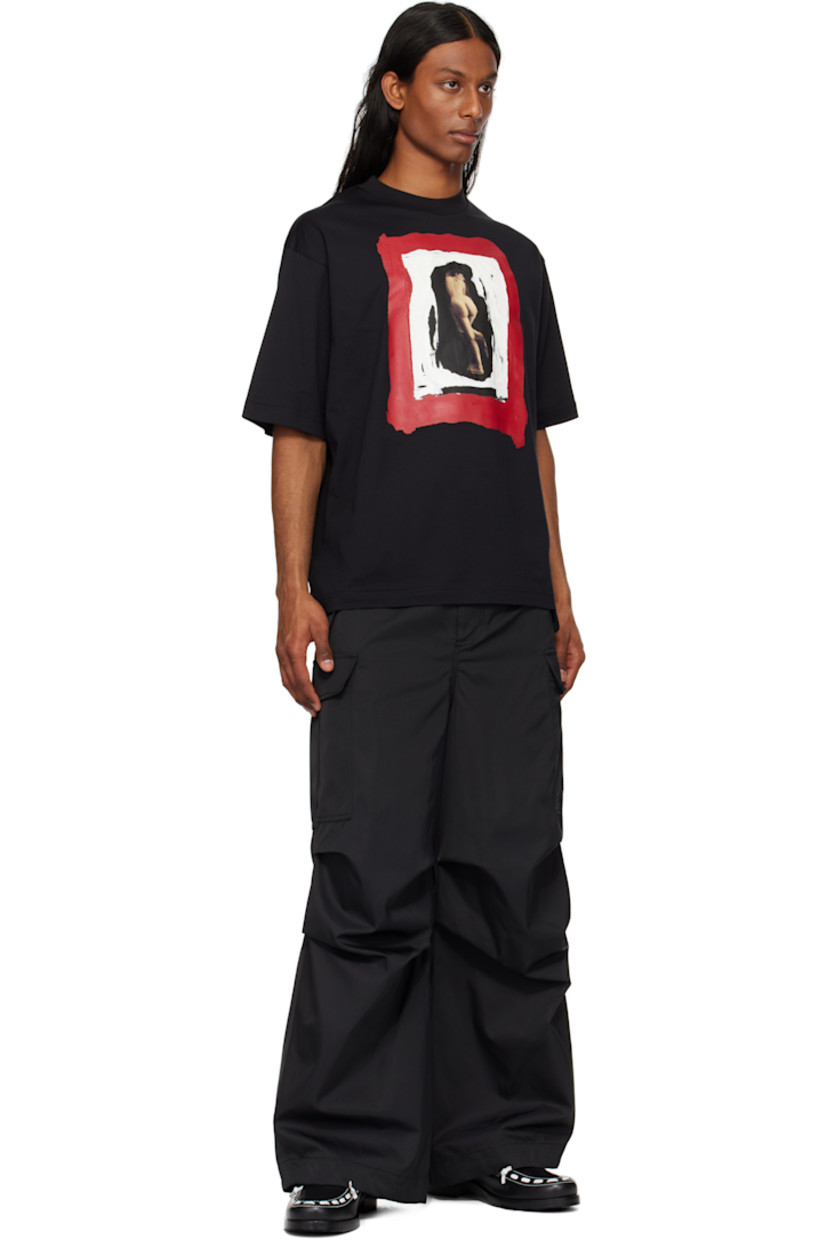 Organic cotton jersey T-shirt.

· Rib-knit crewneck
· Graphic printed at front
· Screen-printed textured detailing at front
· Dropped shoulders

Part of the Fragments of Beauty capsule.

Supplier color: Black