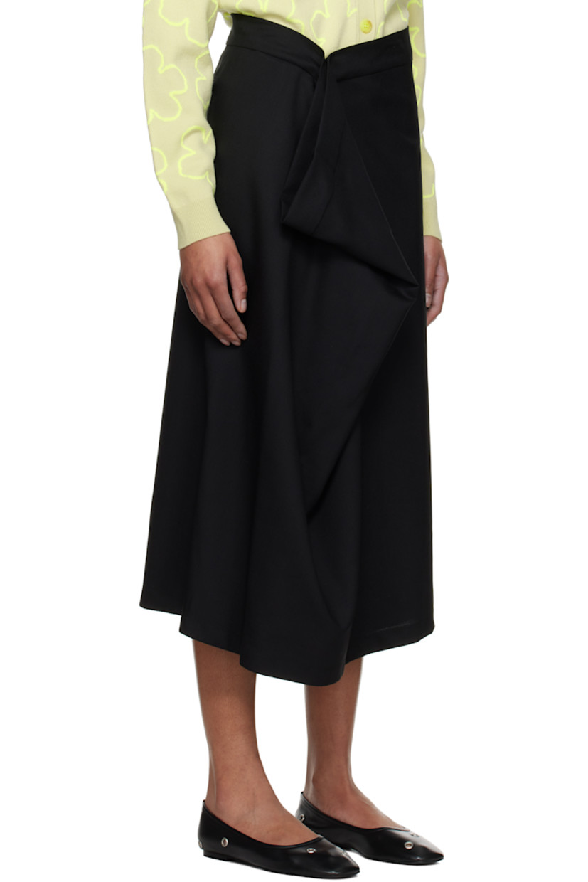 Plain-woven virgin wool midi skirt. 

· Wrap construction
· Adjustable button fastenings at waistband
· Full twill lining 

Supplier color: Black