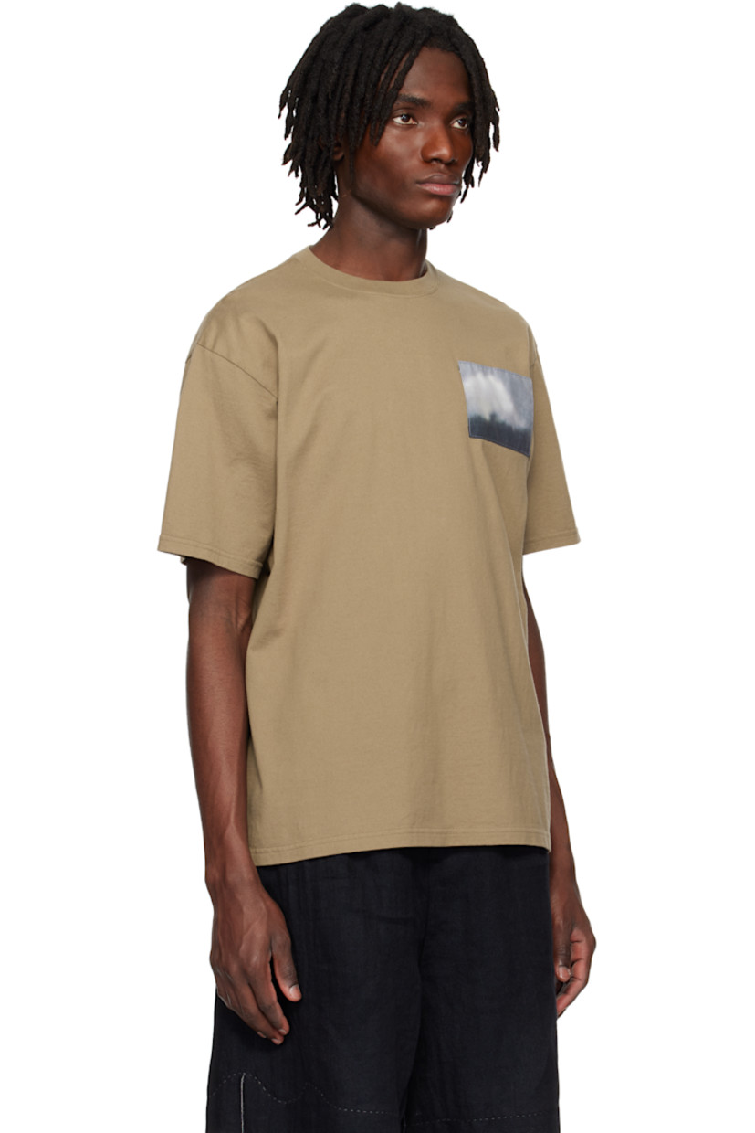 Cotton jersey T-shirt.

· Rib-knit crewneck
· Graphic patch at chest
· Dropped shoulders
· Logo printed at cuff
 
Supplier color: Gray/Beige