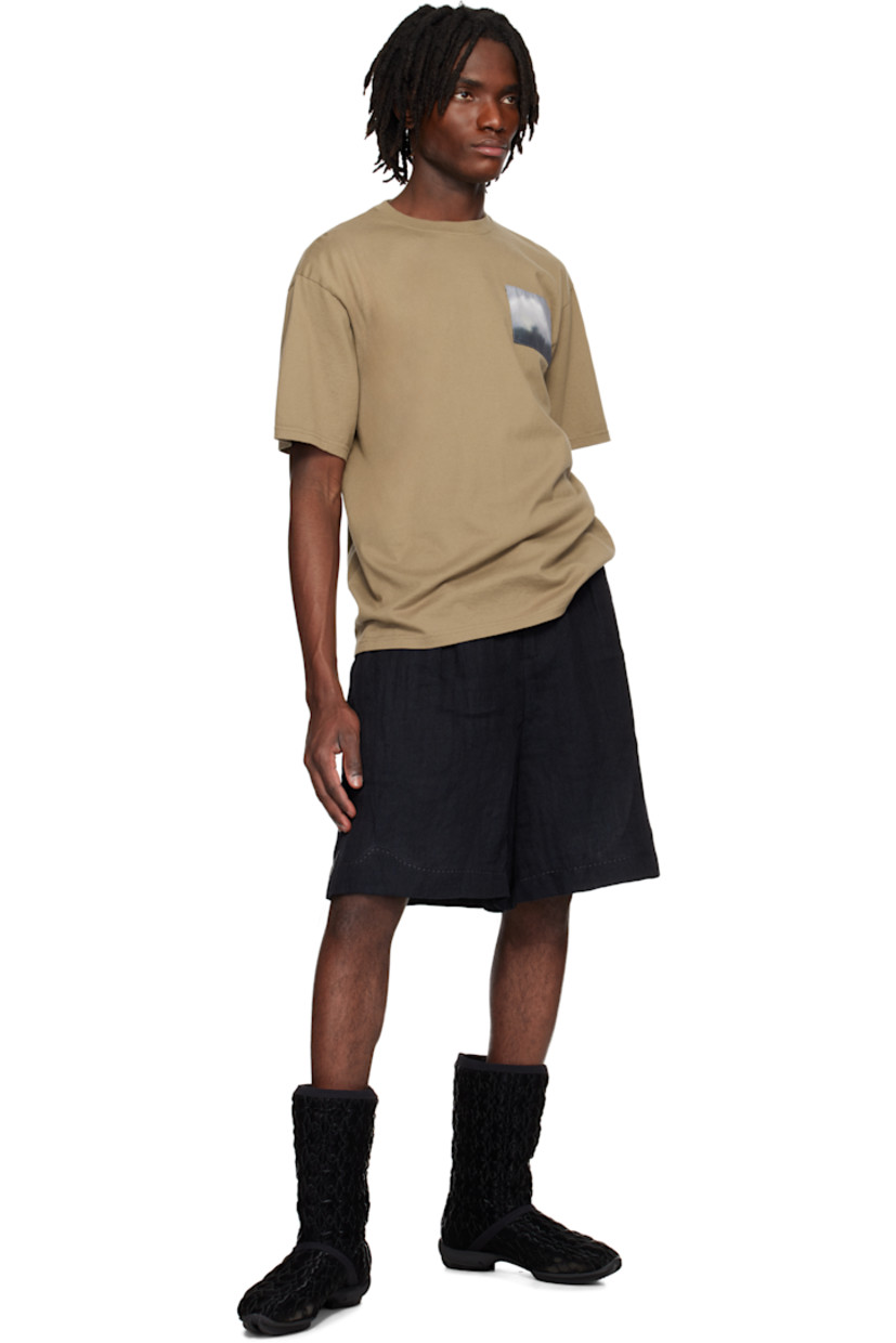 Cotton jersey T-shirt.

· Rib-knit crewneck
· Graphic patch at chest
· Dropped shoulders
· Logo printed at cuff
 
Supplier color: Gray/Beige