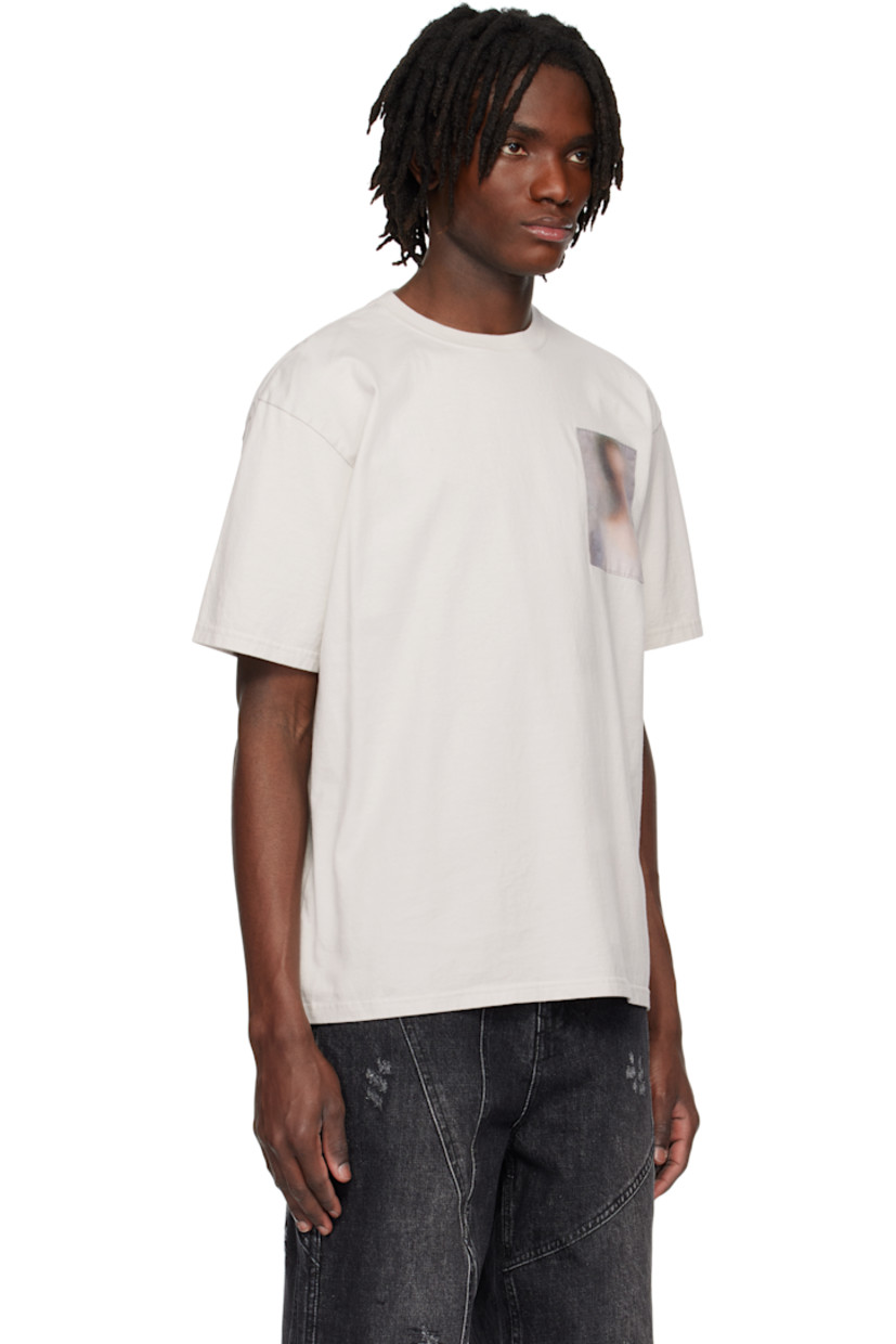Cotton jersey T-shirt.

· Rib-knit crewneck
· Graphic patch at chest
· Dropped shoulders
· Logo printed at cuff
 
Supplier color: Light beige/Gray